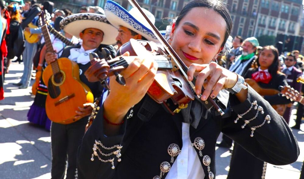 ¡Cielito Lindo! Ciudad de México rompe récord Guinness con mil 122 mariachis tocando en el Zócalo