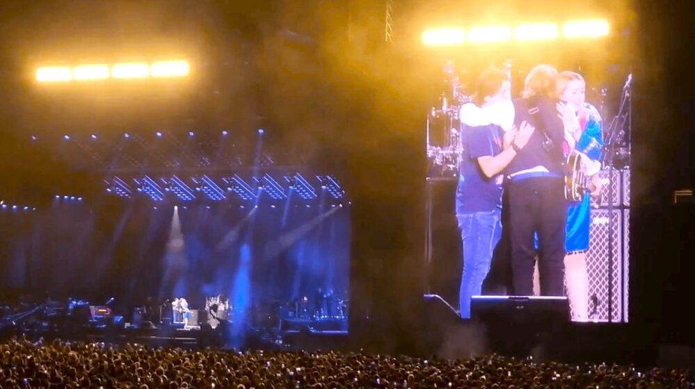 ¡Le dio el sí! Paul McCartney ayuda a pareja a comprometerse en pleno concierto en Monterrey