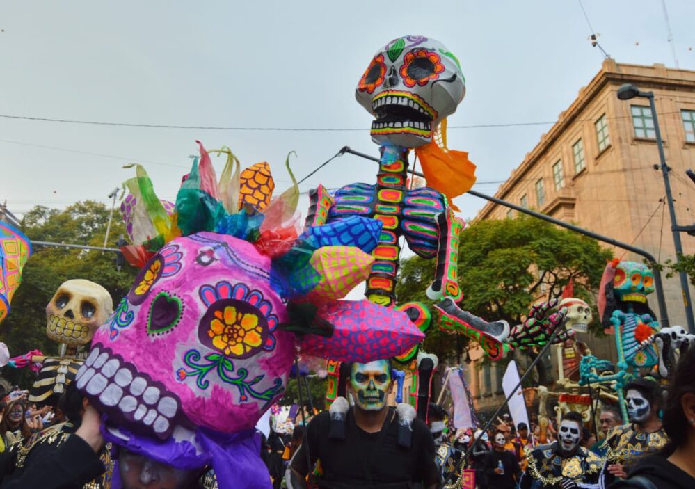 Color y tradición en el gran desfile de Día de Muertos de la Ciudad de México