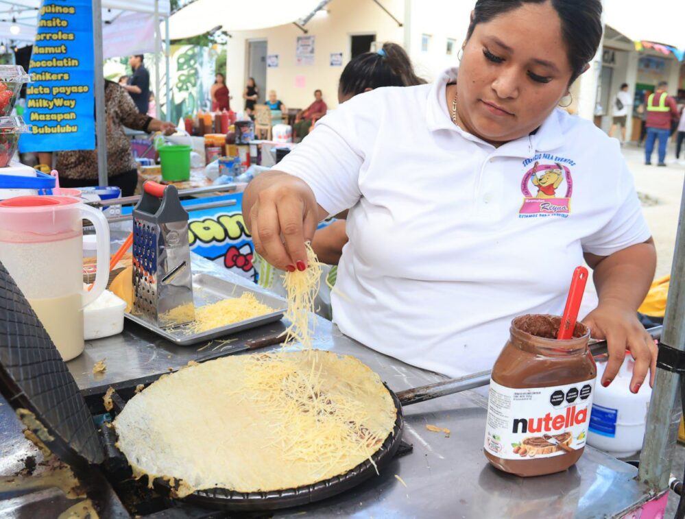 Marquesitas kibis y hasta rompope de queso de bola en la Feria del tradicional ingrediente en Cancún