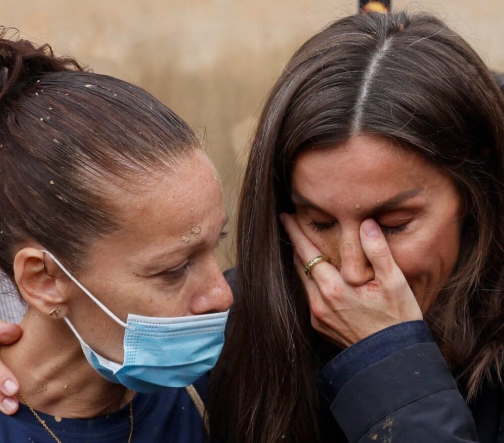 En Valencia con barro e insultos recibieron afectados por la DANA a reyes de España