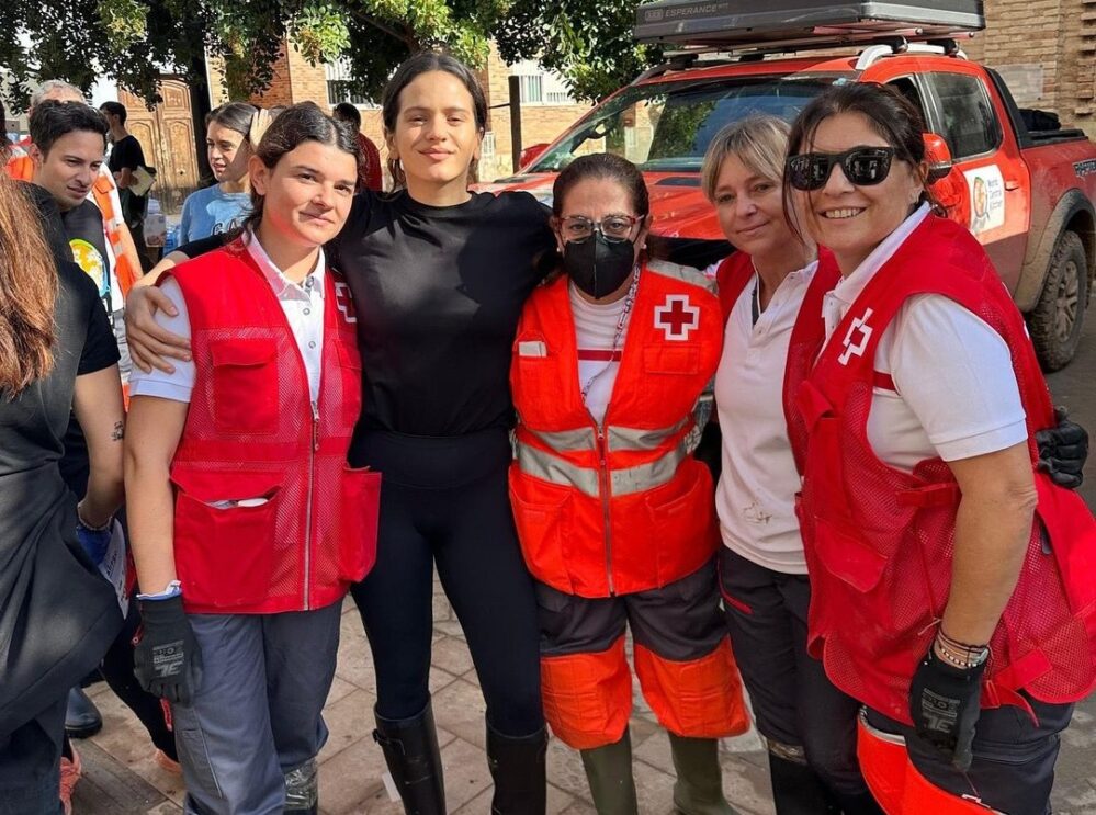 Motomami con corazón de oro, Rosalía se une a voluntarios en Valencia